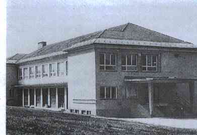 budova školy postavená v roku 1962